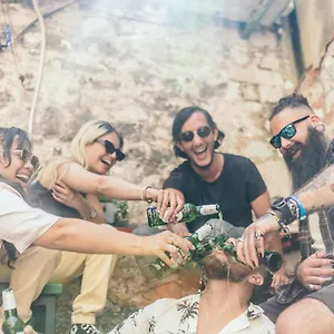 Booze&snooze Hostel
